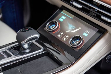 Yeni bir elektrikli arabanın iç ve orta konsoluna yakın çekim