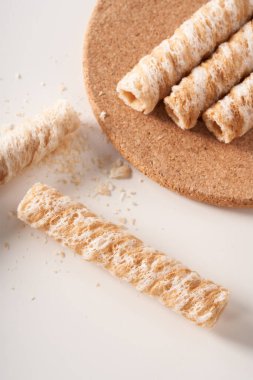 Çıtır çıtır ve lezzetli hindistan cevizli çıtır Çin böreği. Beyaz arka planda yakın plan.