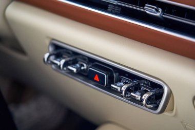 Yeni bir elektrikli arabanın iç ve orta konsoluna yakın çekim