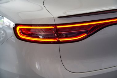 Yeni bir elektrikli arabanın ışıklarına yakın çekim