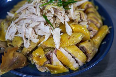 Bir tabak taze ve lezzetli beyaz kesimli tavuk, el yapımı tavuk.