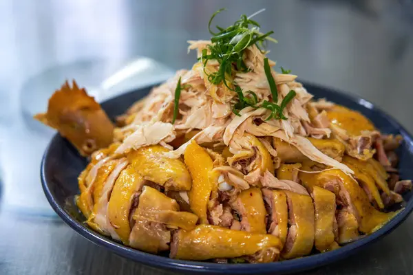 stock image A plate of fresh and delicious white-cut chicken, hand-shredded chicken