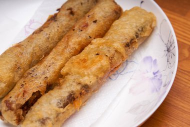 Çıtır çıtır ve lezzetli kızarmış börek yakın plan.