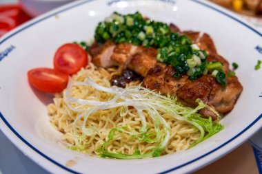 Hong Kong çay restoranında kızarmış tavuk ve soğanlı erişte.