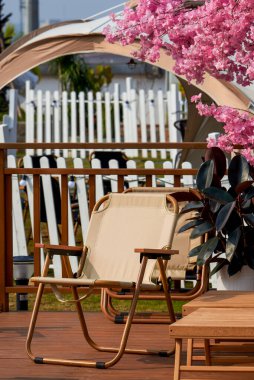 Açık hava kampı için masa ve sandalye.