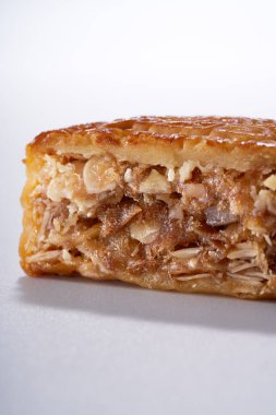 Beyaz arka planda geleneksel Kanton tarzı, Sonbahar ortası Festivali için beş cevizli ay çöreği