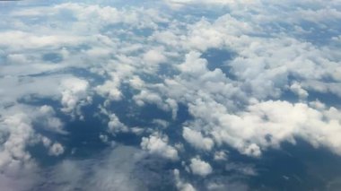 Bulutlarda uçmanın hızlandırılmış fotoğrafı