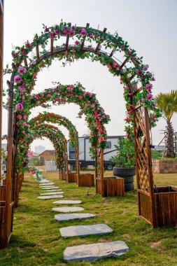 Açık hava beldesinde çiçek kemeri