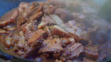 Bir şef pişmiş domuz eti pişiriyor, Çin usulü ev yemeği.