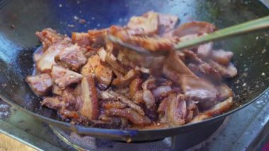 Bir şef pişmiş domuz eti pişiriyor, Çin usulü ev yemeği.