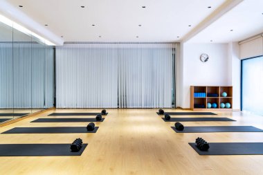 Lüks ve tam teçhizatlı yoga salonu, Pilates stüdyosu.