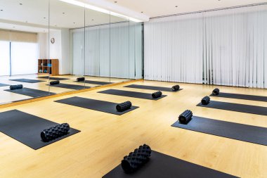 Lüks ve tam teçhizatlı yoga salonu, Pilates stüdyosu.