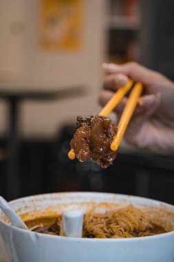 Bir kase lezzetli pişmiş sığır etli erişte.