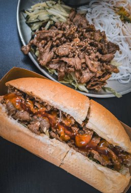 Lezzetli bir sandviç. Yakın çekim fast food.