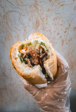Lezzetli bir sandviç. Yakın çekim fast food.