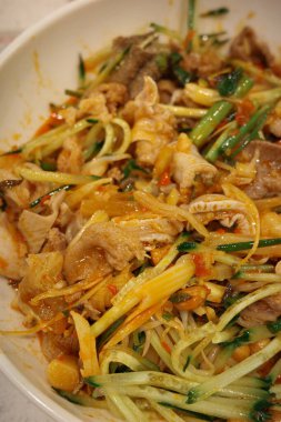 Baharatlı ve lezzetli soğuk domuz pirzolası, geleneksel Çin yemeği.