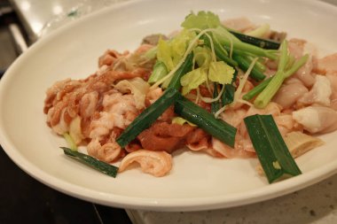 Çin lokantasında taze domuz sakatatı malzemesi.