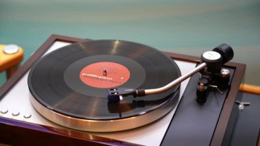 Bir retro vinil kayıt oynatıcı çalışıyor