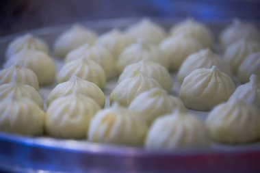 Kahvaltı dükkanında buharda pişmiş çörekler ve siomai 'nin yakın çekimi.