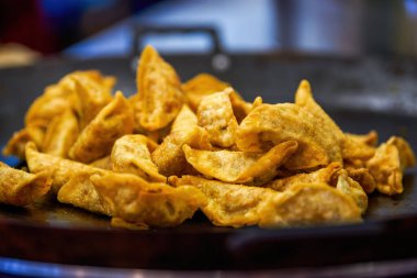 Kahvaltı dükkanında satılan kızarmış hamur köftelerinin yakın çekimi.