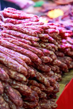 Geleneksel Çin Yeni Yıl pazarlarında Çin sosisi ve pastırması satılıyor.