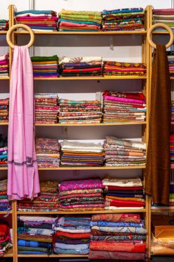Mağazada satılık Güneydoğu Asya tarzı halı ve kumaşlar