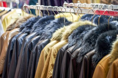 Mağazada satılık deri ceketlerin yakın plan fotoğrafları.