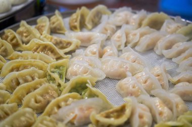 Bir kahvaltı dükkanında buharda pişmiş hamur köftelerinin yakın çekimi.