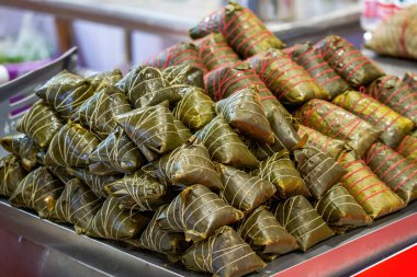 Geleneksel Çin festivali yemeklerine yakın taze pirinç köftesi yığını.