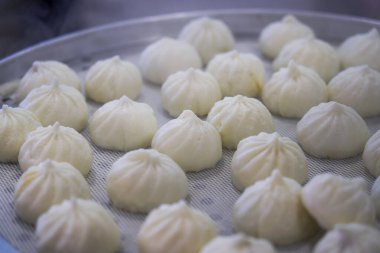 Kahvaltı dükkanında buharda pişmiş çörekler ve siomai 'nin yakın çekimi.