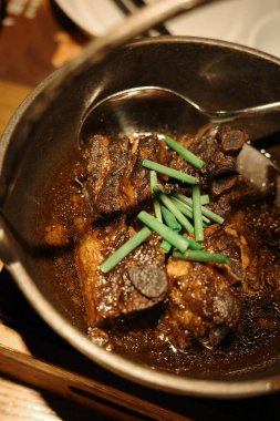 Zengin ve lezzetli kırmızı şarap haşlanmış biftek.