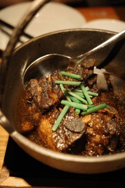 Zengin ve lezzetli kırmızı şarap haşlanmış biftek.