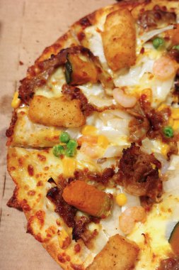 Lezzetli ve lezzetli yakın plan pizza.