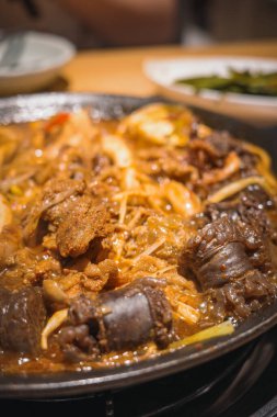 Bol soslu haşlanmış kan sosisi.