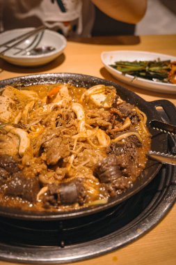 Bol soslu haşlanmış kan sosisi.