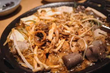 Bol soslu haşlanmış kan sosisi.