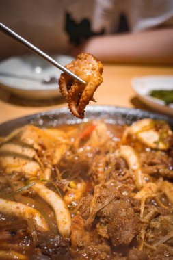 Bol soslu haşlanmış kan sosisi.