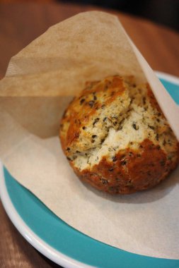 Pastanede satılan tahıllı ekmeğin yakın çekimi.