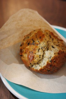 Pastanede satılan tahıllı ekmeğin yakın çekimi.