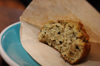 Pastanede satılan tahıllı ekmeğin yakın çekimi.