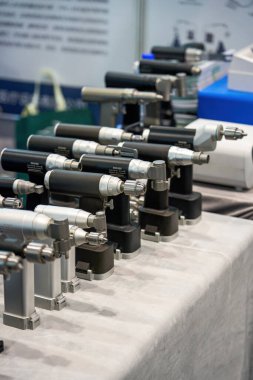 Tıbbi cerrahide kullanılan çeşitli elektrikli aletlere yakın çekim