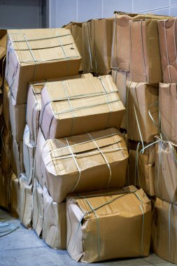 Depoda birikmiş paketlenmiş kutuların yakın çekimi.