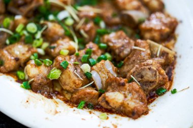 Lezzetli domuz pirzolası, klasik bir Kanton yemeği.