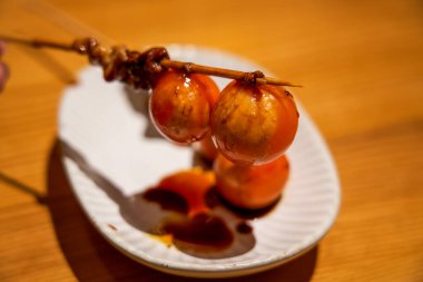 Japon Yakitori restoranından nefis bir yemek, fenerli yakitori şişleri.