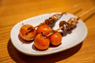 Japon Yakitori restoranından nefis bir yemek, fenerli yakitori şişleri.