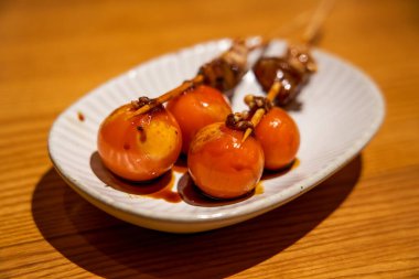 Japon Yakitori restoranından nefis bir yemek, fenerli yakitori şişleri.