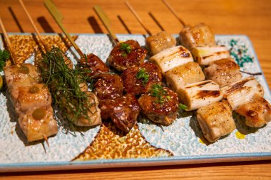 Japon Yakitori restoranından lezzetli yemekler, çeşitli yakitori şişleri.