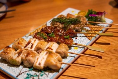 Japon Yakitori restoranından lezzetli yemekler, çeşitli yakitori şişleri.