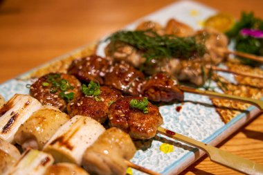 Japon Yakitori restoranından lezzetli yemekler, çeşitli yakitori şişleri.