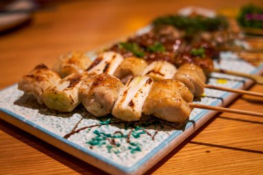 Japon Yakitori restoranından lezzetli yemekler, çeşitli yakitori şişleri.